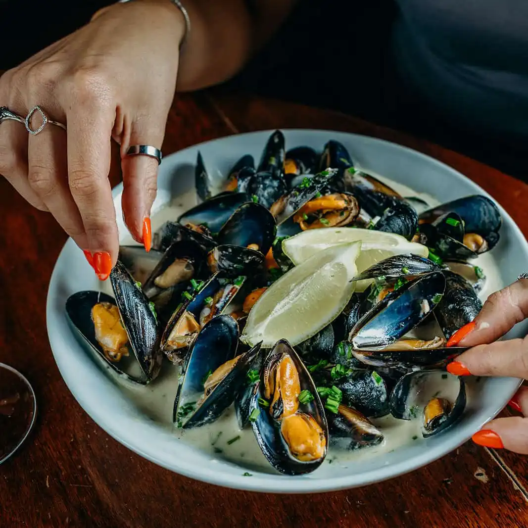 dining-bowl-mussels